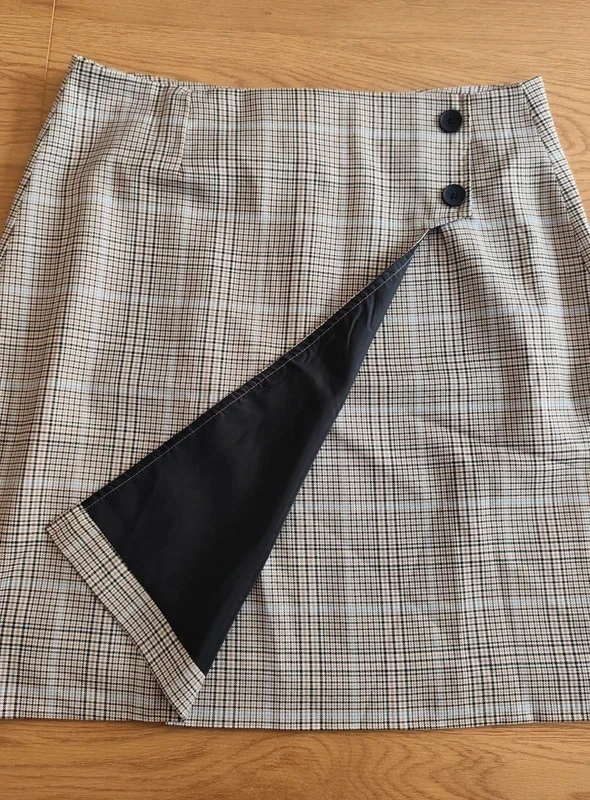 Women's checkered mini skirt with decorative front slit Size 42 - U Collection – photo 4